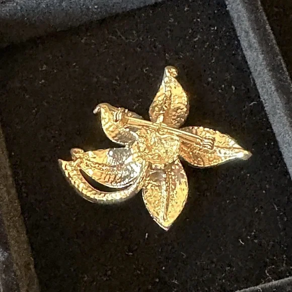 Vintage Faux Pearl Flower Brooch Textured Gold Tone Floral MCM 1950's 1960's - Picture 3 of 7